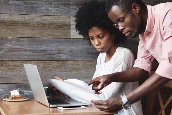 jeune-homme-femme-seance-dans-cafe